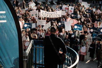 Manifestation 14 maj 2024 på Sergels torg. Rädda vården.
Trubadur som hade allsång med deltagarna.