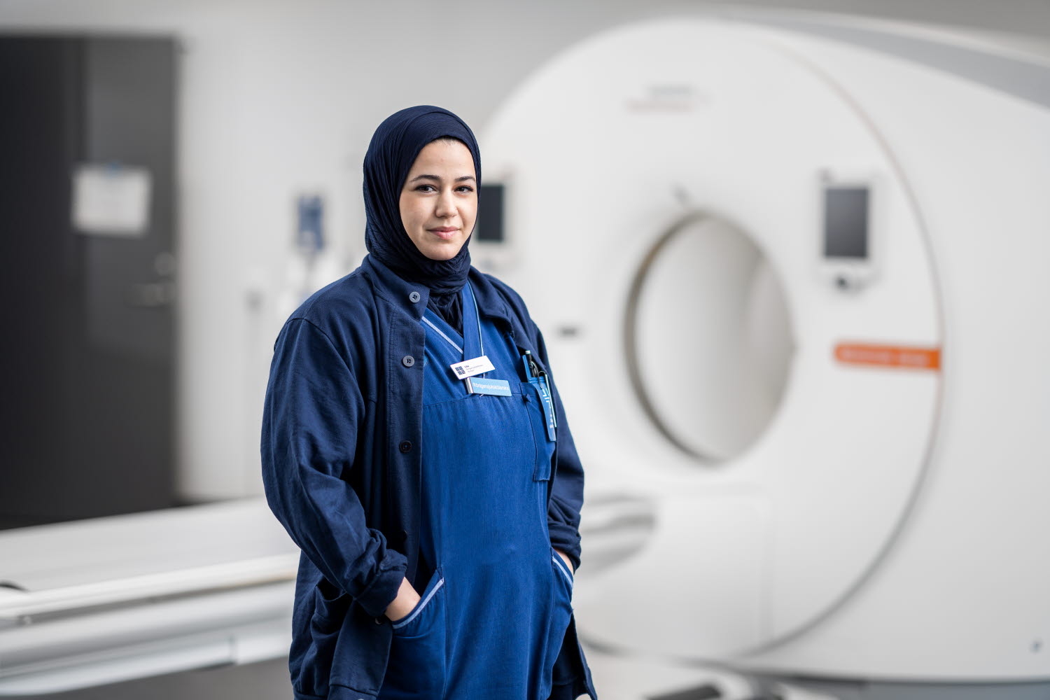 Lilia Vargas Alaeb, stående framför röntgen, röntgensjuksköterska, Capio S:t Görns sjukhus, förtroendevald. Årsberättelse 2021.