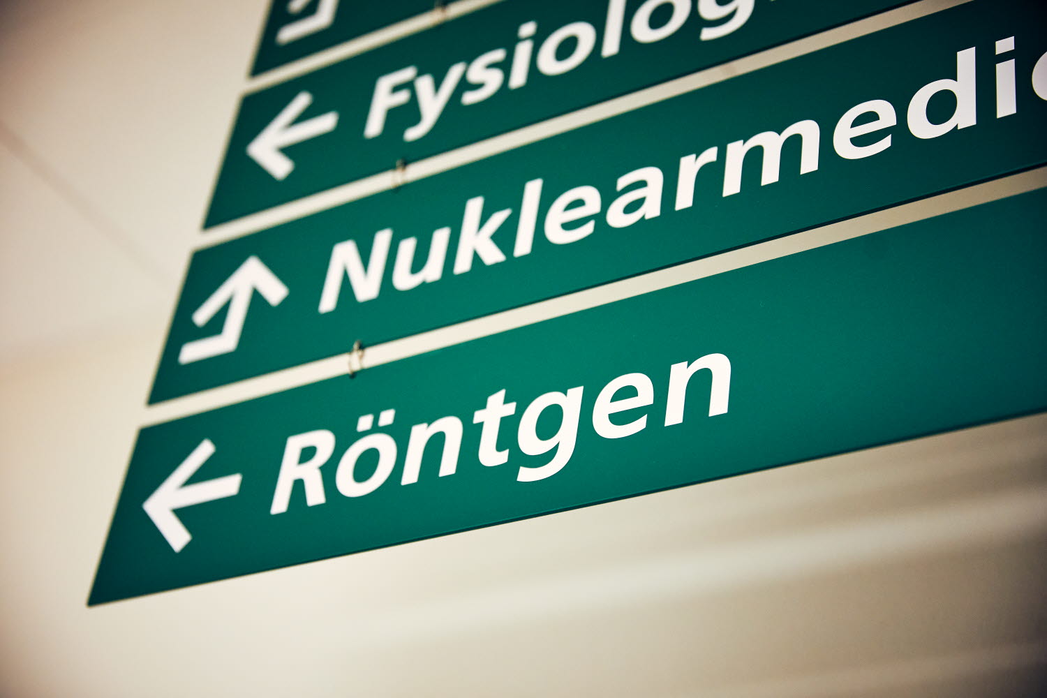 Skylt Nuklearmedicin och Röntgen. Danderyds sjukhus. Oktober 2021. 