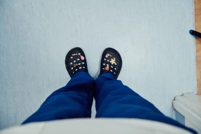 Crocs, tofflor med personliga sticks, berlocker, dekorationer. Fotograferade uppifrån