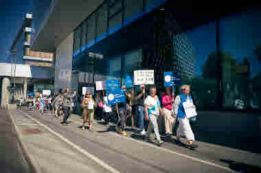 Den 4 juni kl 11 gick vi ut i strejk. Bilder från Karolinska Solna