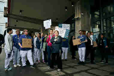 Marlene Juhltillsammans med medlemmar med plakat utanför Karolinska sjukhuset i Huddinge i samband med att övertidsblockaden startade 25 april 2024, kl 16. konflikt, HÖK 2024