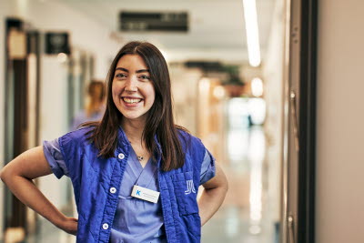 Biomedicinsk analytiker, klinisk fysiologi, glad kvinna i korridor, Karolinska sjukhuset i Solna