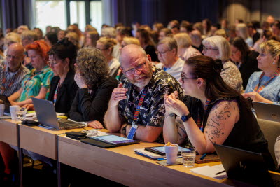 Vårdförbundets kongress 2026. kongressalen, plenum. mötesdeltagare i skolsittning i samtal, stormöte