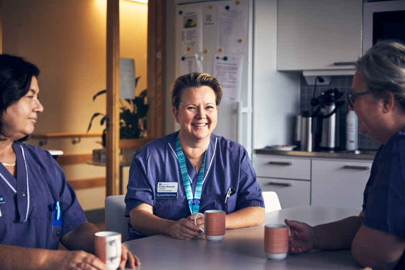 Chef, Kristina Olausson, kollegor, Liza Josefsson, Carina Thorén, medarbetare, fikarum, samtal. Danderyds sjukhus, november 2021.