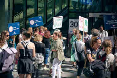 Strejkens start vid kl 11 den 4 juni utanför Karolinska Solna.  Högupplöst