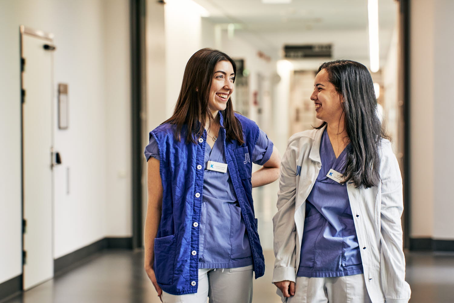 Biomedicinsk analytiker, klinisk fysiologi, två glada kvinnor i korridor, Karolinska sjukhuset i Solna