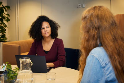 Möte i kontorsmiljö