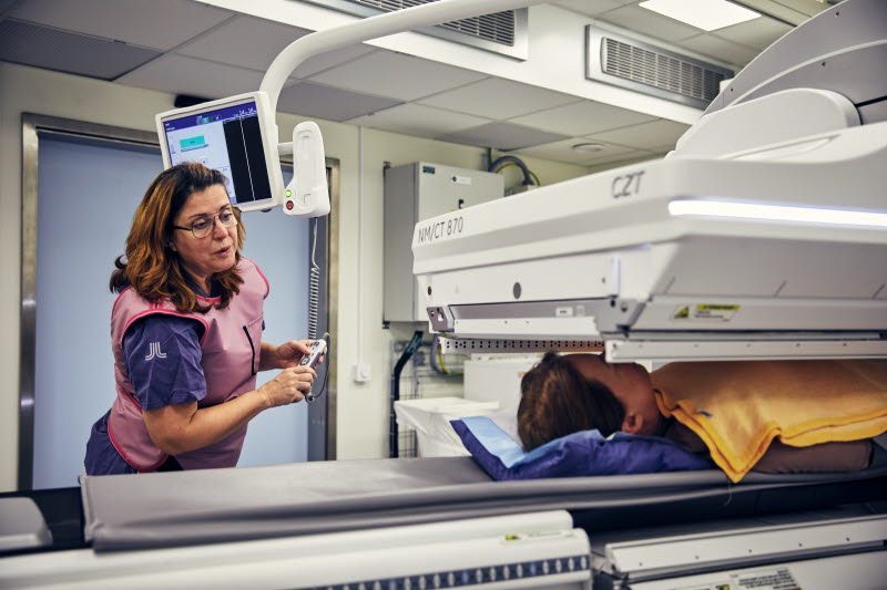 Röntgensjuksköterska som samtalar med patient som röntgas. Danderyds sjukhus, röntgen, nuklearmedicin. Oktober 2021.