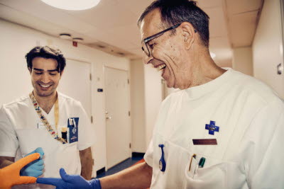 Glädje i korridoren, sten, sax, påse med olikfärgade handskar. Glädje, flams, gemenskap, personlighet 