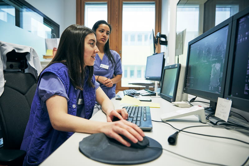 Biomedicinsk analytiker, klinisk fysiologi, två kvinnor övervakar skärmarna vid MR-röntgen, kvinnor, Karolinska sjukhuset i Solna