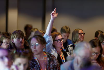 Vårdförbundets kongress 2026. kongressalen, kongressombud räcker upp handen