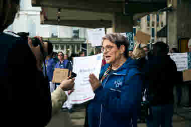 Sineva Ribeiro tillsammans med medlemmar med plakat och press utanför Karolinska sjukhuset i Huddinge i samband med att övertidsblockaden startade 25 april 2024, kl 16. konflikt, HÖK 2024
