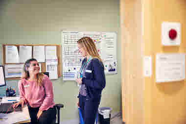 Chef och kollega som samtalar på kontoret, Karolinska sjukhuset Solna. November 2021.
Frida Wikberg och Frida Thörnell