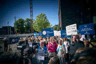 Den 4 juni kl 11 gick vi ut i strejk. Bilder från Karolinska Huddinge