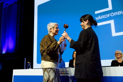 Vårdförbundets kongress 2026.  Sineva Riberio lämnar över ordförandeklubban till Sophia Godau
