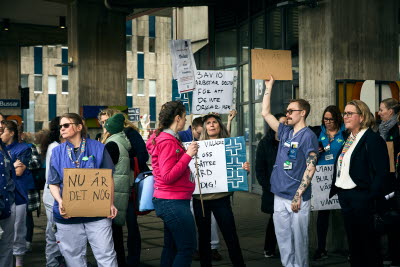 Medlemmar med plakat utanför Karolinska sjukhuset i Huddinge i samband med att övertidsblockaden startade 25 april 2024, kl 16. konflikt, HÖK 2024