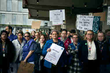 Sineva Ribeiro framför medlemmar med plakat och press utanför Karolinska sjukhuset i Huddinge i samband med att övertidsblockaden startade 25 april 2024, kl 16. konflikt, HÖK 2024