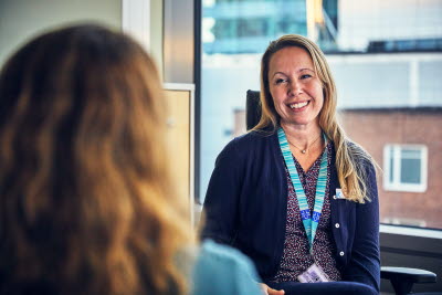 Chef, Frida Wikberg, medarbetarsamtal, samtal, kontor. Karolinska, Solna. November 2021.