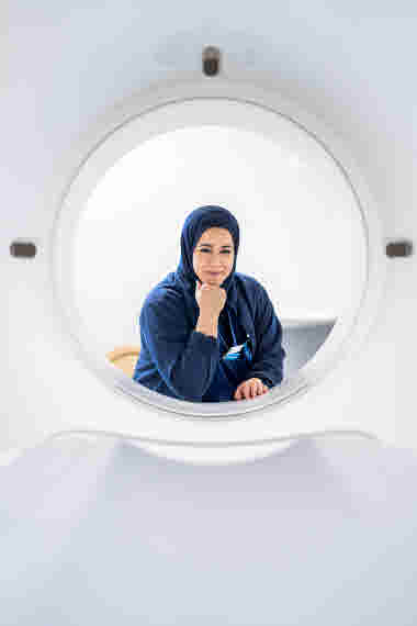 Lilia Vargas Alaeb, fotograferad genom röntgenöppningen, röntgensjuksköterska, Capio S:t Görns sjukhus, förtroendevald. Årsberättelse 2021.