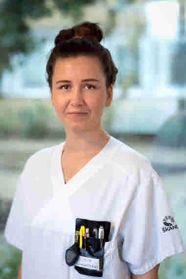 Lina Nilsson, sjuksköterska, porträtt, allvarlig, Centralsjukhuset Kristianstad. Årsberättelse 2021.
