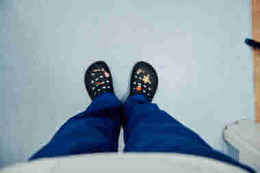 Crocs, tofflor med personliga sticks, berlocker, dekorationer. Fotograferade uppifrån