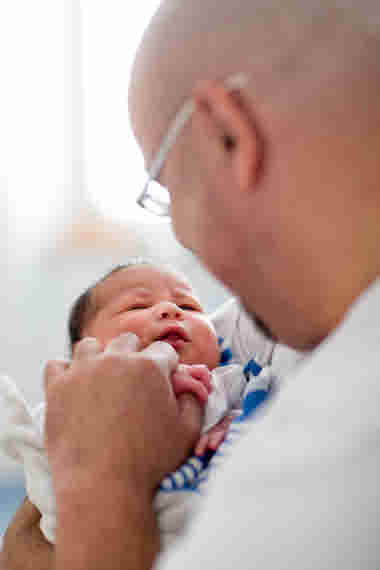 Pappa med nyfödd baby BB Karolinska (2016).