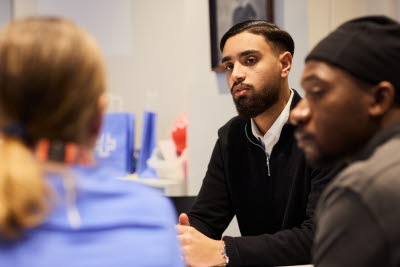 Årsmöte student 2025. Mohammed Aljabery, ordförande i samtal med mötesdeltagare