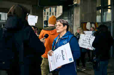 Sineva Ribeiro tillsammans med medlemmar med plakat och press utanför Karolinska sjukhuset i Huddinge i samband med att övertidsblockaden startade 25 april 2024, kl 16. konflikt, HÖK 2024