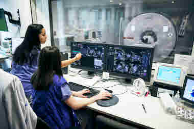Biomedicinsk analytiker, klinisk fysiologi, två kvinnor övervakar skärmarna vid MR-röntgen, , Karolinska sjukhuset i Solna