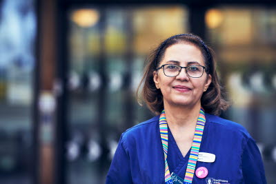 Sjuksköterska RIO äldreboende. Porträtt utomhus. Porträtt liggande