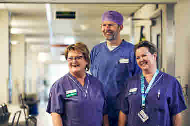 Chef Kristina Olausson med kollegor, medarbetare i korridoren. Danderyds sjukhus november 2021.
