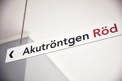 Skylt "Akutröntgen Röd", på Karolinska sjukhuset.