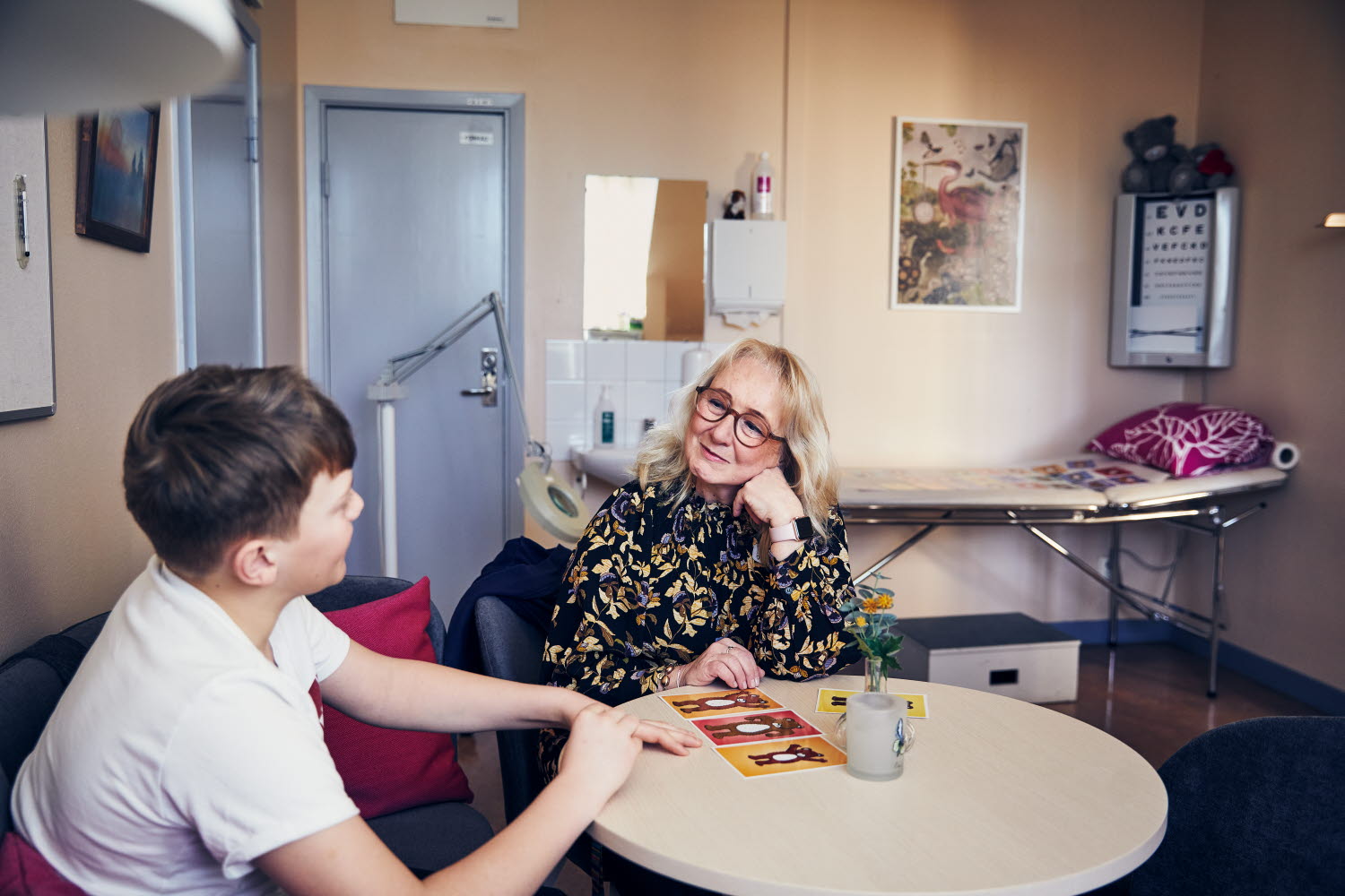 Skolsköterska samtalar med en elev. Solhemsskolan i Spånga