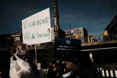 Manifestation 14 maj 2024 på Sergels torg. Rädda vården. 
Några skyltar med slagord. Vi tar ansvar vad gör Sobona?