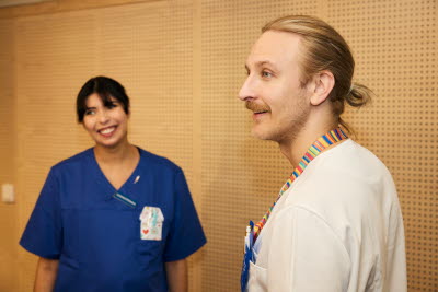 En manlig och en kvinnlig sjuksköterska samtalar med en röntgensjuksköterska