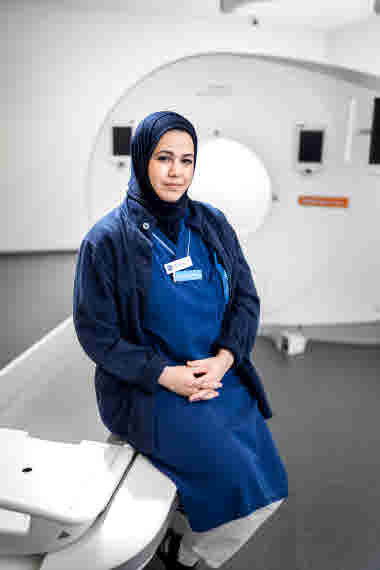 Lilia Vargas Alaeb, sittande på britsen vid röntgen, röntgensjuksköterska, Capio S:t Görns sjukhus, förtroendevald. Årsberättelse 2021.