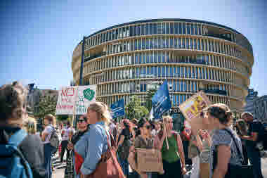 Den 4 juni kl 11 gick vi ut i strejk. Bilder från Karolinska Solna