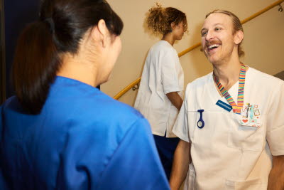 Man och kvinna. Sjuksköterskor möts i ett trapphus. 