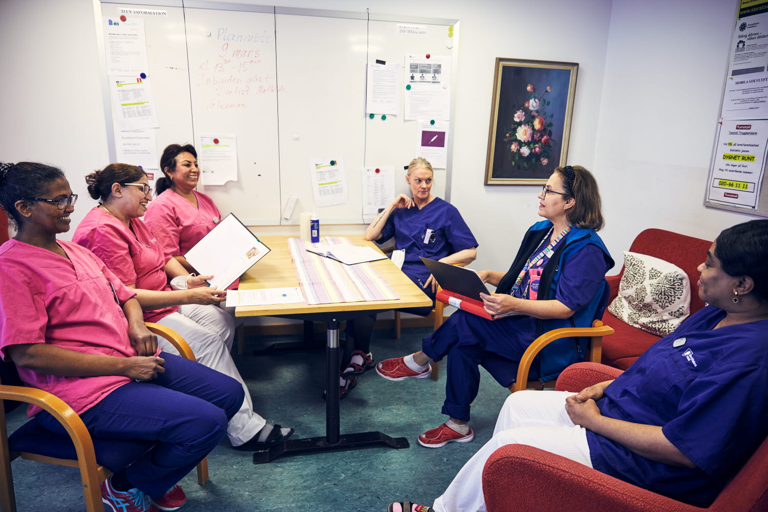 Sjuksköterska i möte med en grupp undersköterskor. Planering. RIO äldreboende  
