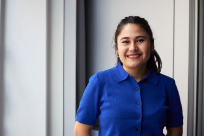 Hanifa Ishaq, ledamot VF student 2025-2026. ung glad kvinna