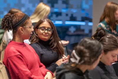 Studentmedlemmar på årsmöte 2023
Två kvinnliga studentmedlemmar diskuterar på ett möte.