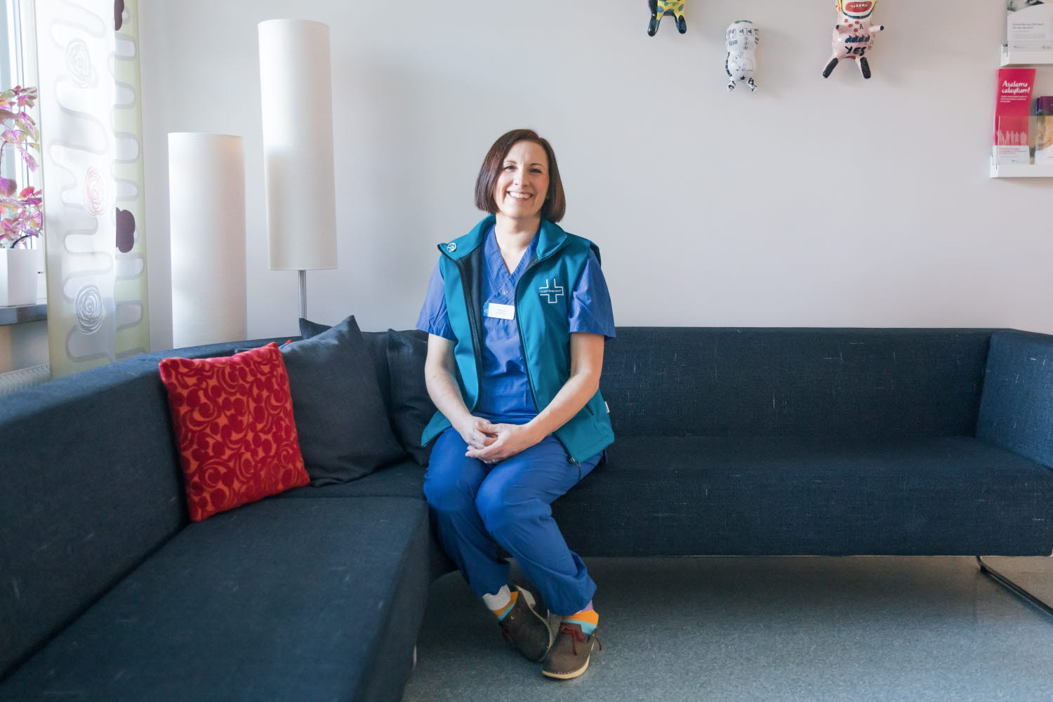 Hanna Jorlöv, barnmorska Västra Götaland sittande i en soffa. Årsberättelse 2021.