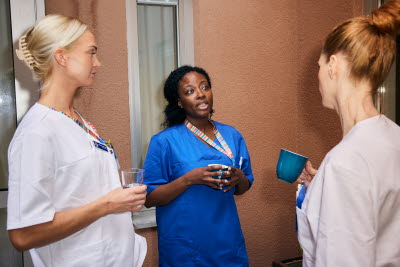 Medlemmar som tar en fikarast utomhus