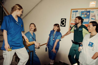 Gemenskap och samtal i trapphus. Kollegor