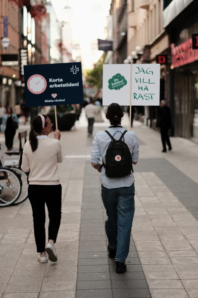 Manifestation 14 maj 2024 på Sergels torg. Rädda vården-
Några skyltbärare på Drottninggatan på väg till Sergels torg.