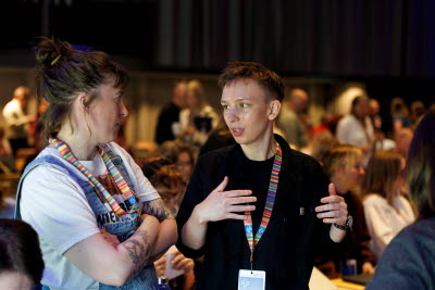 Vårdförbundets kongress 2026. kongressalen, plenum, kongressombud som står upp och pratar