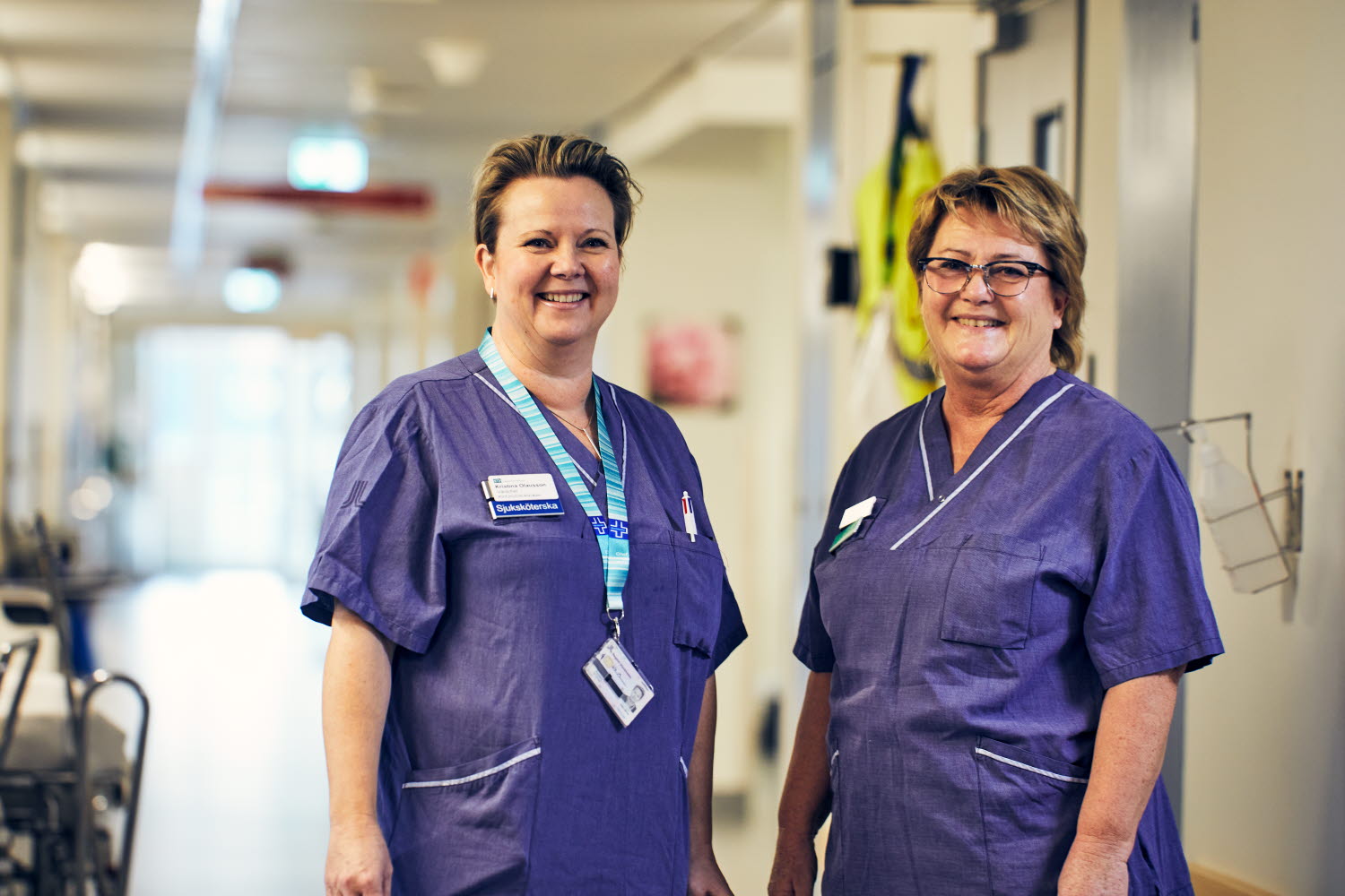 Chef Kristina Olausson med kollega, medarbetare i korridoren. Danderyds sjukhus november 2021.