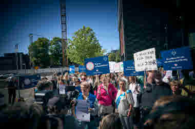 Den 4 juni kl 11 gick vi ut i strejk. Bilder från Karolinska Solna