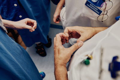 Hjärtformade händer. Personlighet, omtanke.